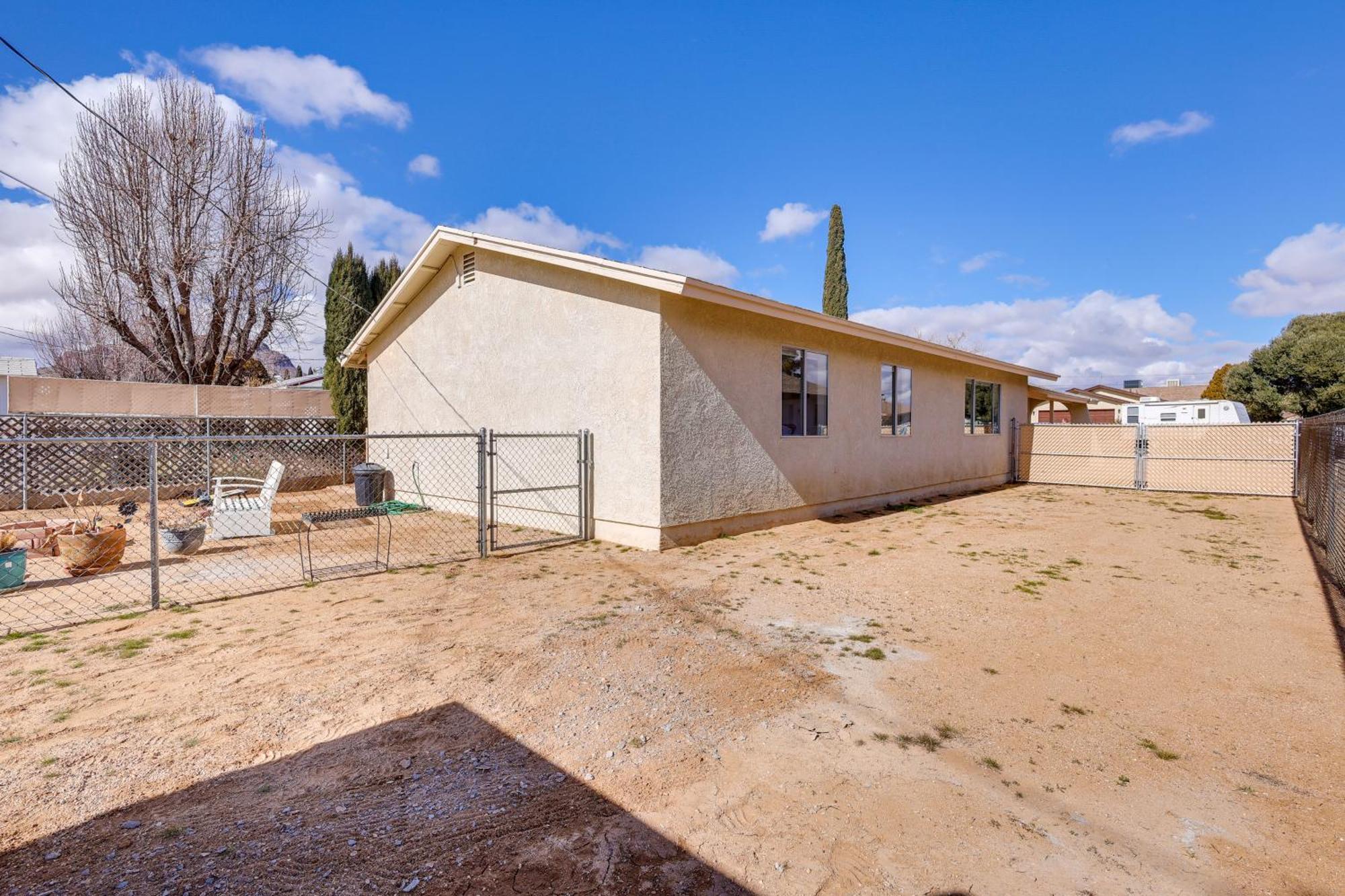 Kingman Vacation Rental With Yard And Fire Pit エクステリア 写真
