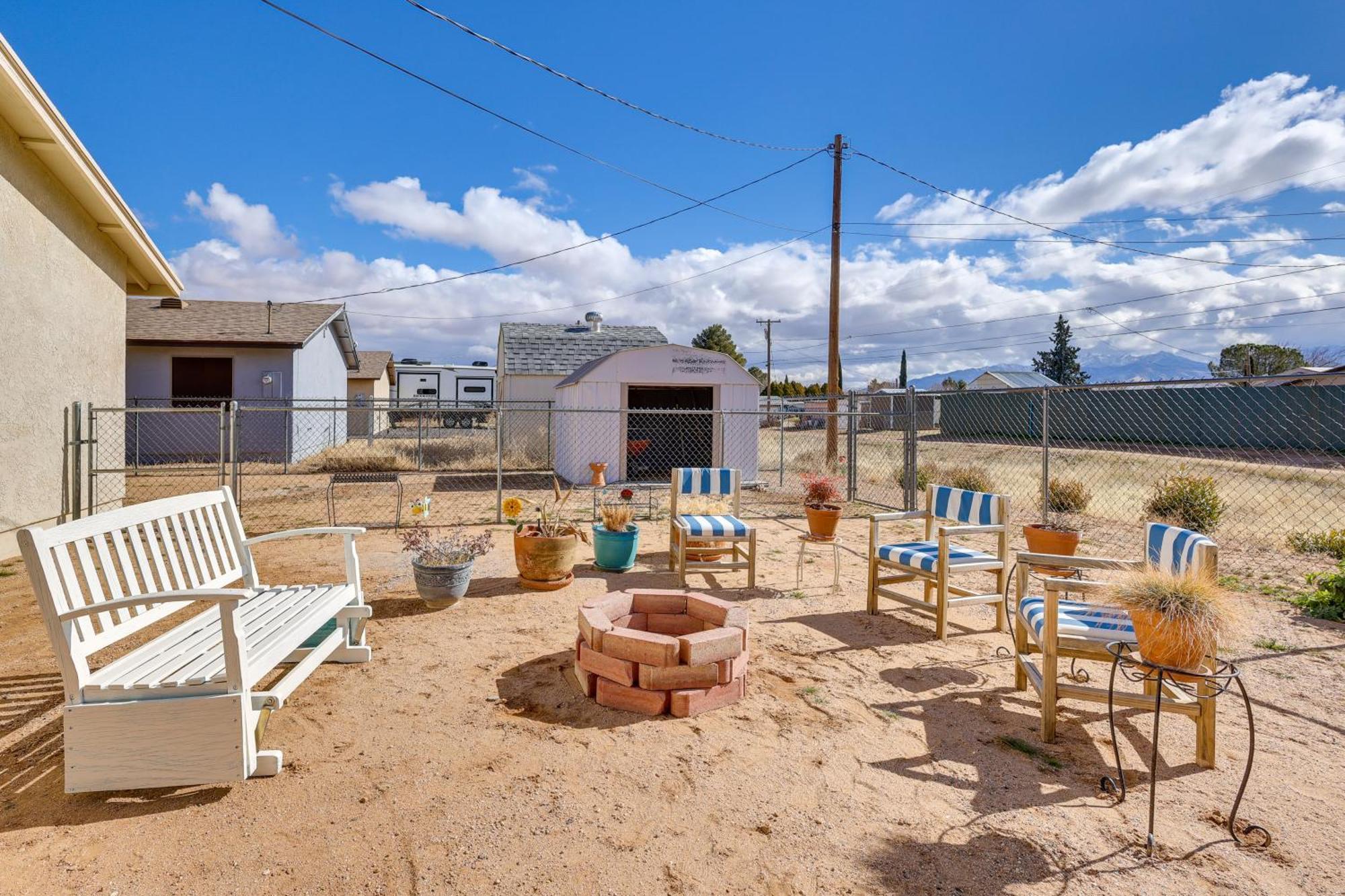 Kingman Vacation Rental With Yard And Fire Pit エクステリア 写真