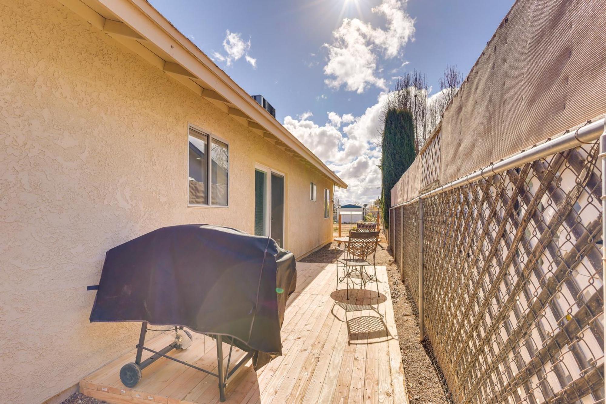 Kingman Vacation Rental With Yard And Fire Pit エクステリア 写真