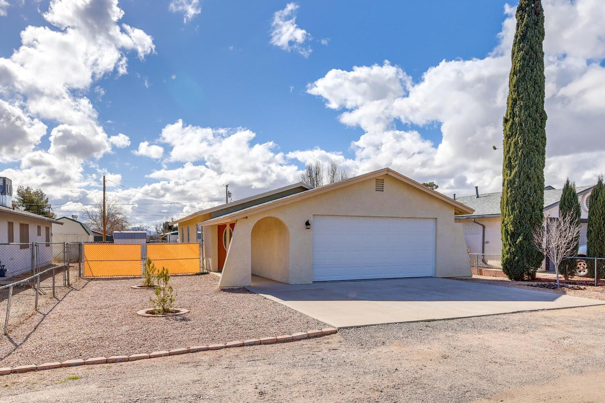 Kingman Vacation Rental With Yard And Fire Pit エクステリア 写真